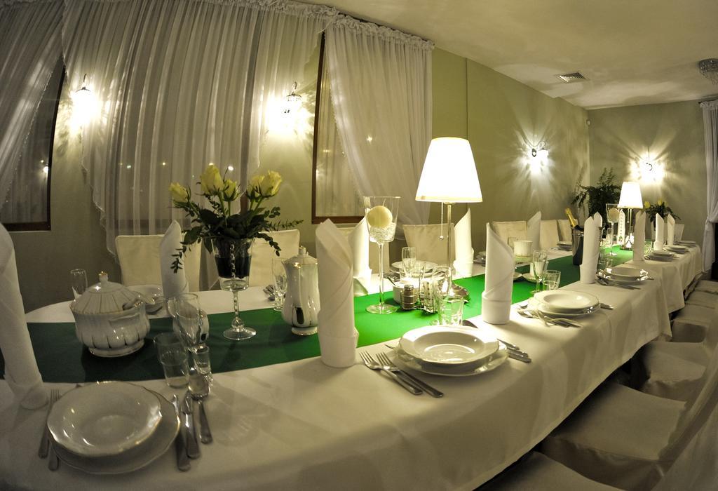 Hotel Astra Dąbrowa Górnicza Buitenkant foto