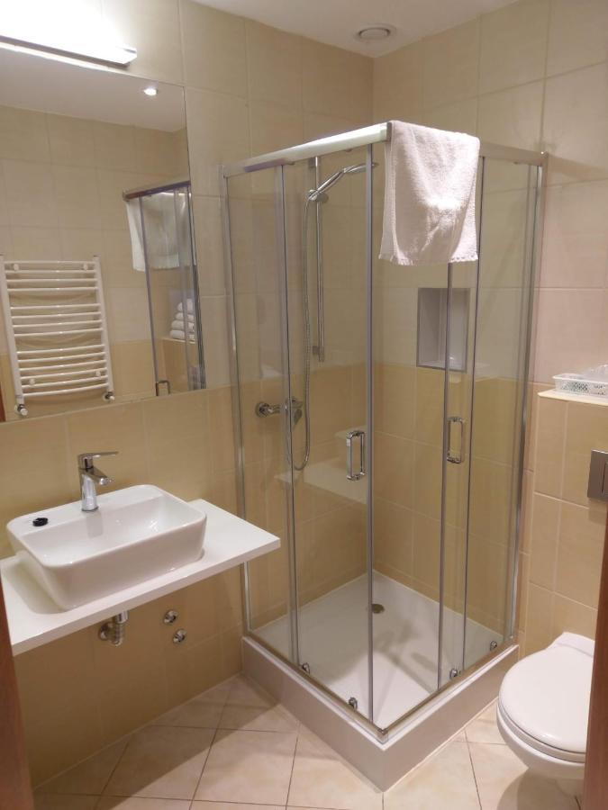 Hotel Astra Dąbrowa Górnicza Buitenkant foto